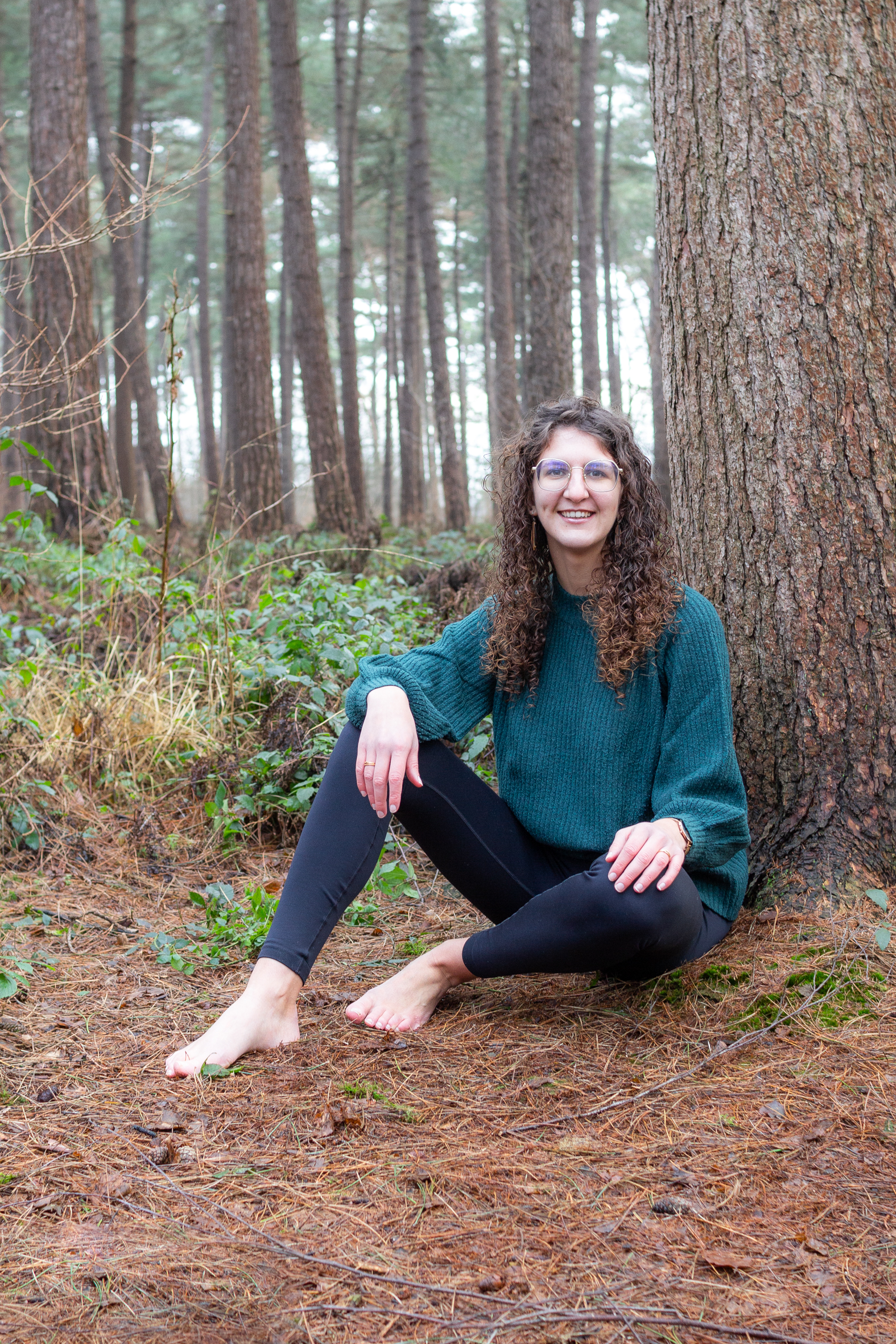 Een zittende foto van mezelf, lachend naar de camera